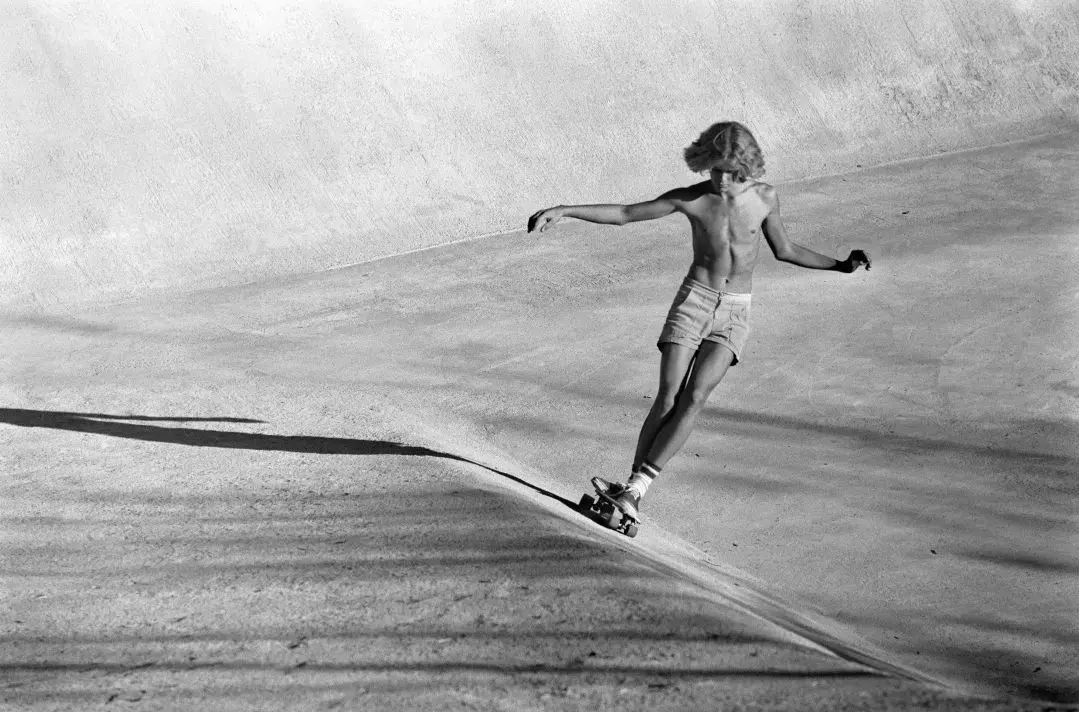 The Concrete Swell, Viper Bowl, Hollywood, CA, 1976  © Hugh Holland (USA)