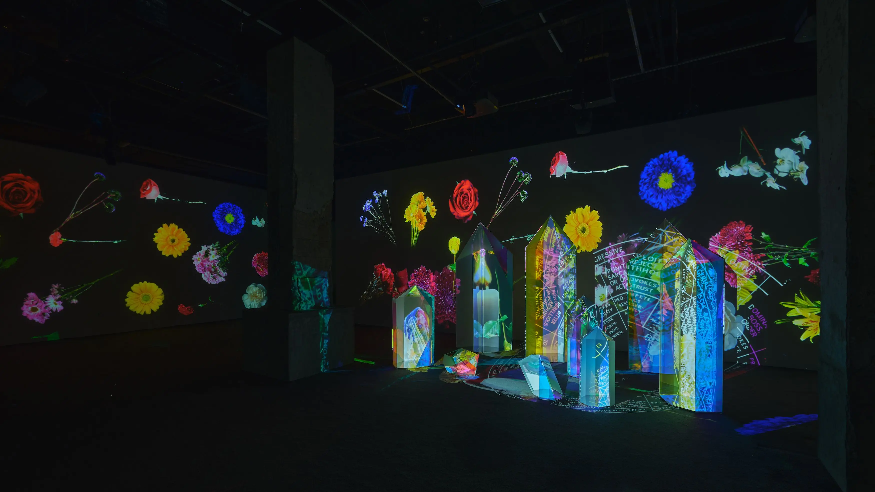 托尼・奥斯勒《机・器・晶・体》展览现场，2026 © Fotografiska 影像艺术中心