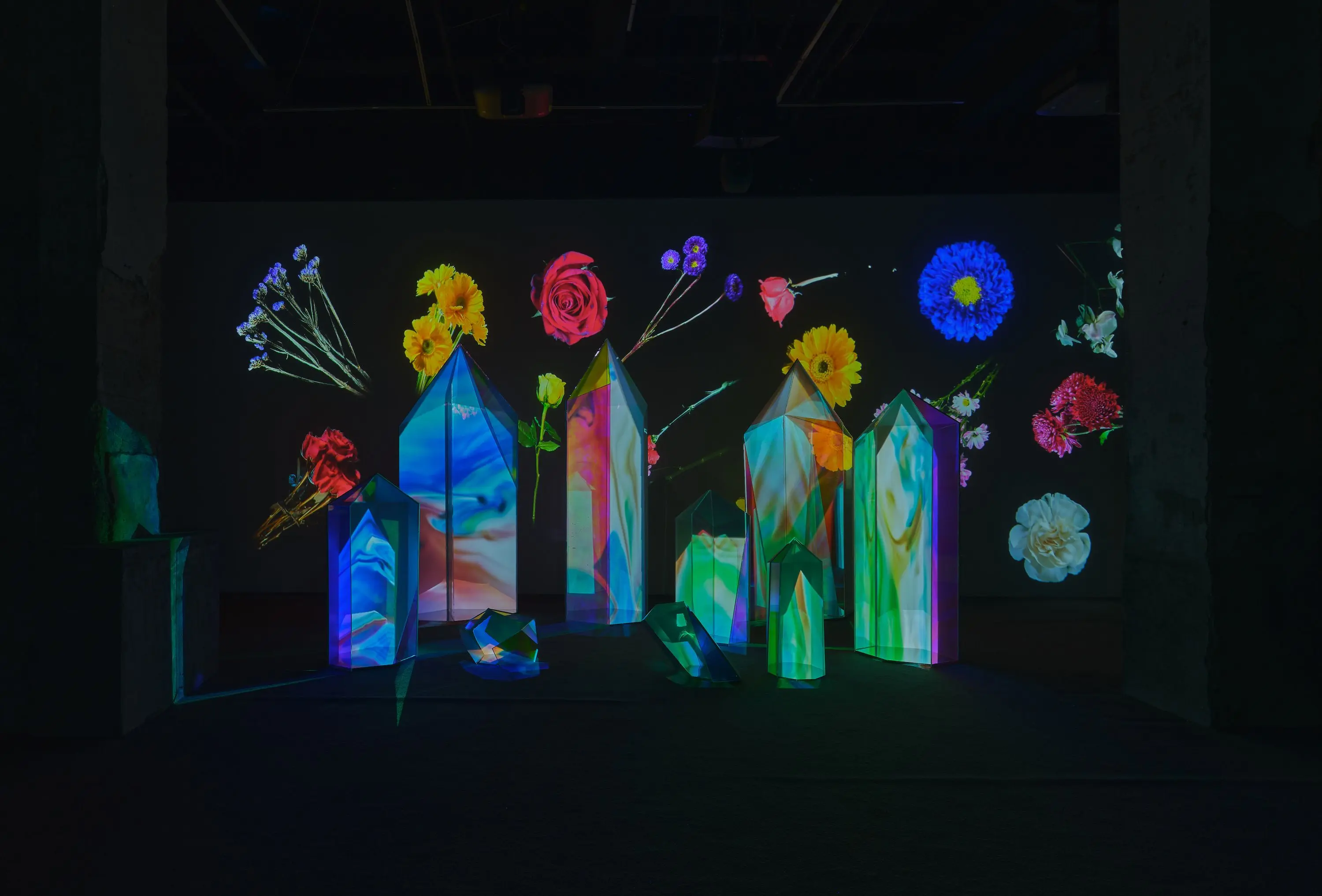 托尼・奥斯勒《机・器・晶・体》展览现场，2026 © Fotografiska 影像艺术中心